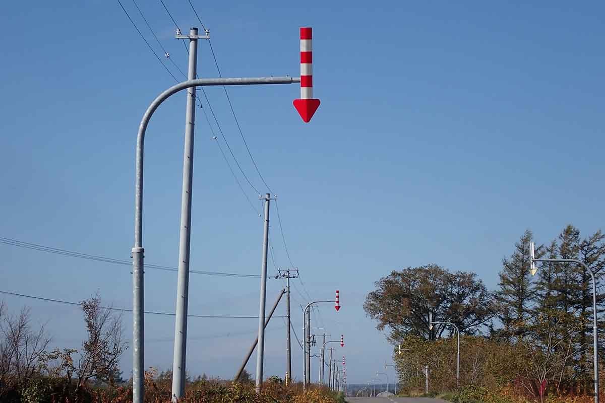 北海道でよく見かける矢印形状の標識。これは「固定式視線誘導柱」、通称「矢羽根」というもの
