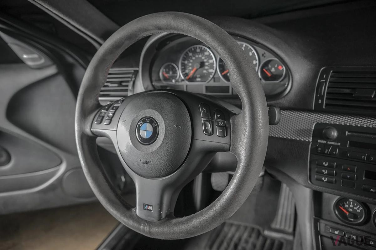 米国のオークションに登場したE46型2003年式「330i」のインテリア。6.2リッターV8エンジンに載せ替えられている