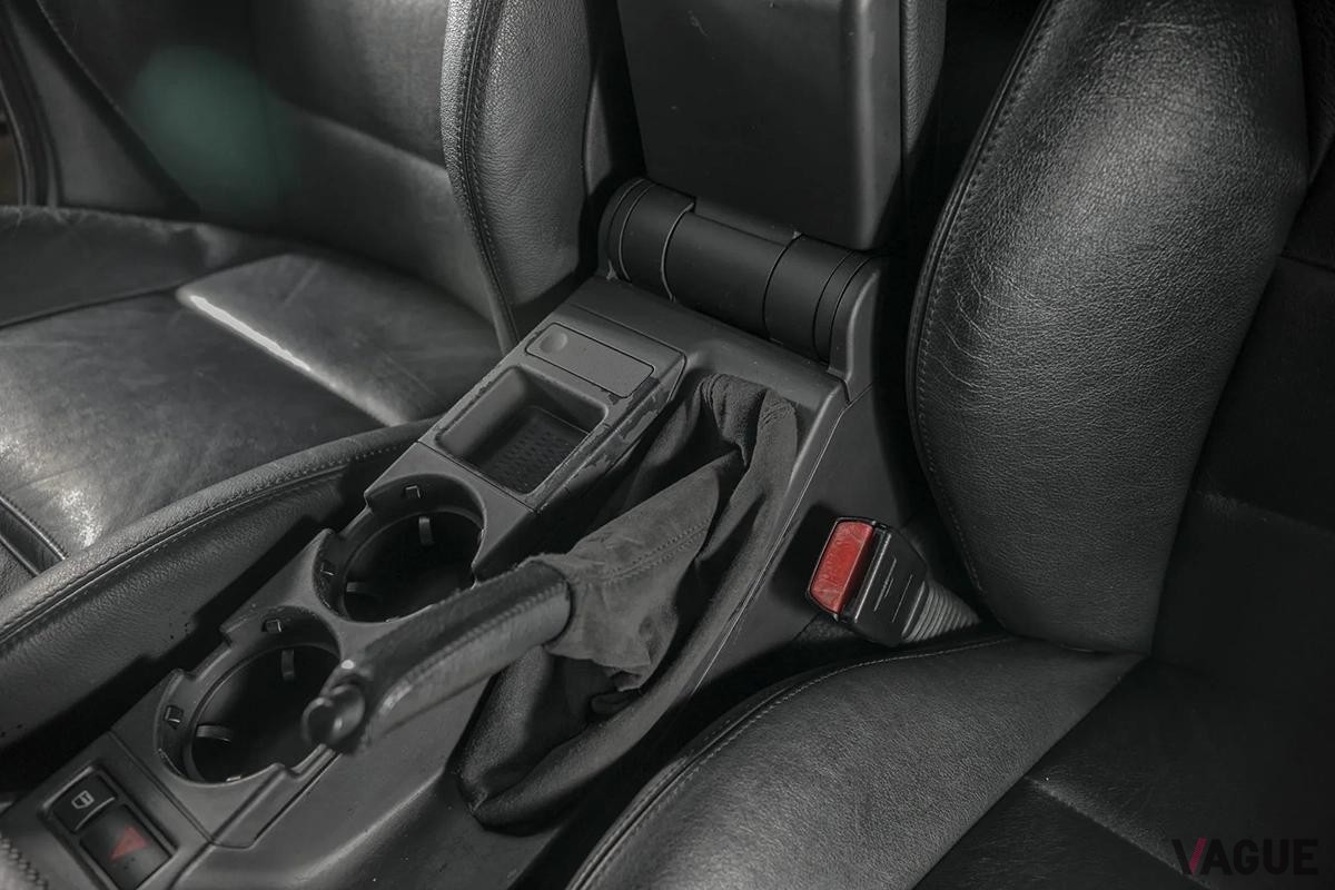 米国のオークションに登場したE46型2003年式「330i」のインテリア。6.2リッターV8エンジンに載せ替えられている