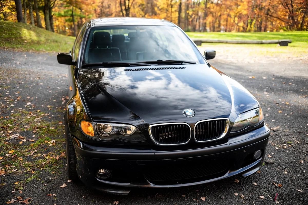 米国のオークションに登場したE46型2003年式「330i」。6.2リッターV8エンジンに載せ替えられている