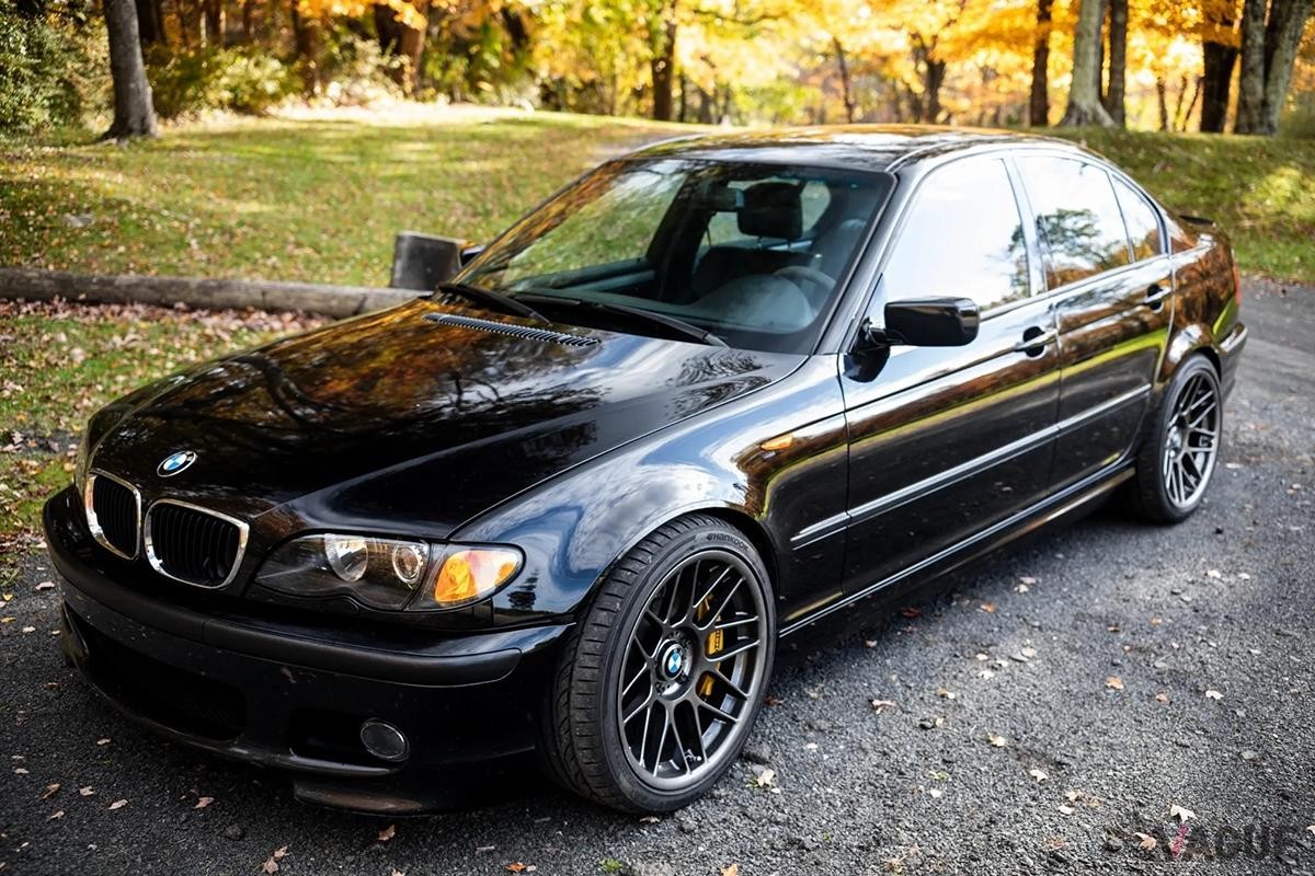 米国のオークションに登場したE46型2003年式「330i」。6.2リッターV8エンジンに載せ替えられている