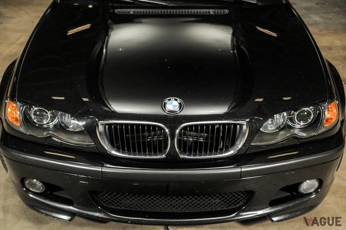米国のオークションに登場したE46型2003年式「330i」。6.2リッターV8エンジンに載せ替えられている