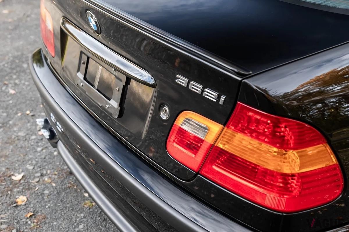 米国のオークションに登場したE46型2003年式「330i」。6.2リッターV8エンジンに載せ替えられている