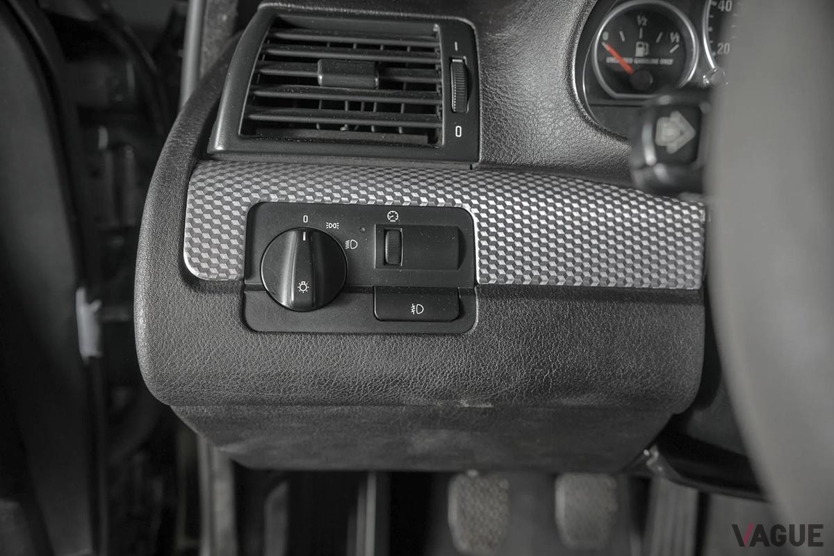 米国のオークションに登場したE46型2003年式「330i」のインテリア。6.2リッターV8エンジンに載せ替えられている