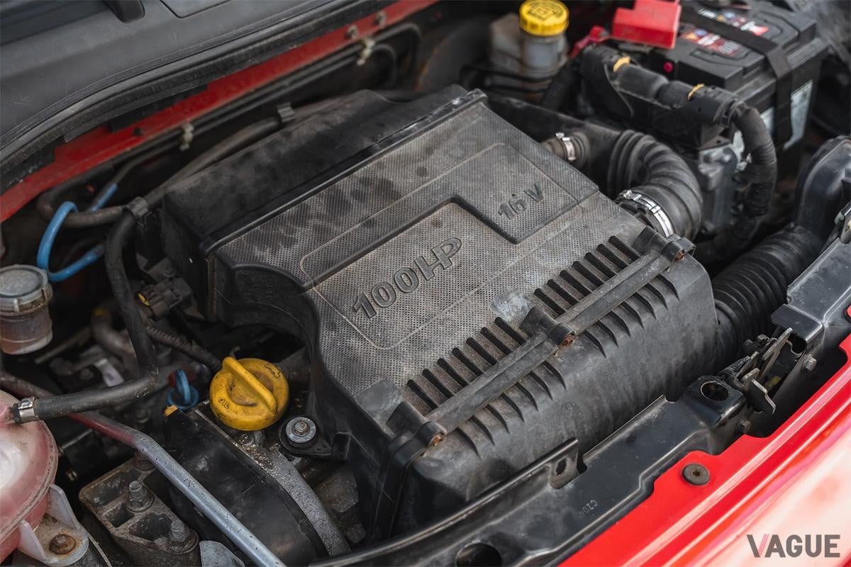 英国のオークションに登場した2008年式フィアット「500 フェラーリ・ディーラー・エディション」のエンジン