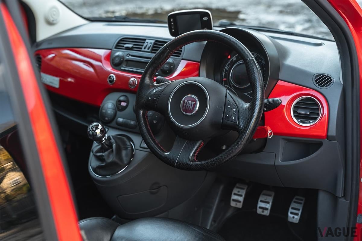 英国のオークションに登場した2008年式フィアット「500 フェラーリ・ディーラー・エディション」のインテリア