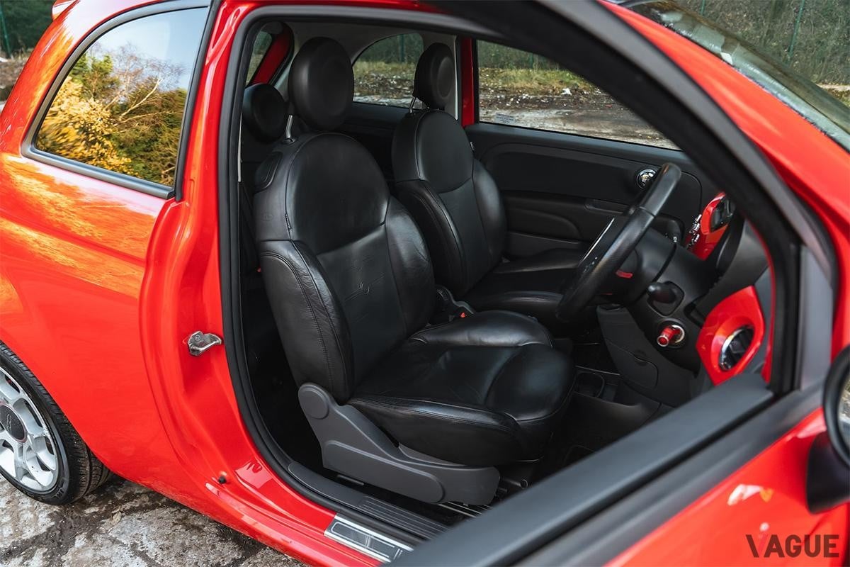 英国のオークションに登場した2008年式フィアット「500 フェラーリ・ディーラー・エディション」のインテリア