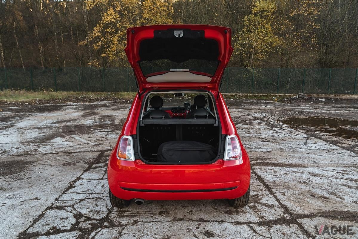 英国のオークションに登場した2008年式フィアット「500 フェラーリ・ディーラー・エディション」