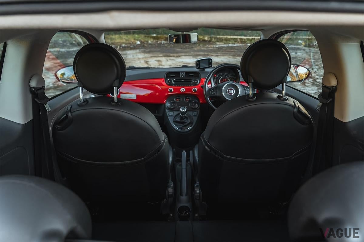 英国のオークションに登場した2008年式フィアット「500 フェラーリ・ディーラー・エディション」のインテリア