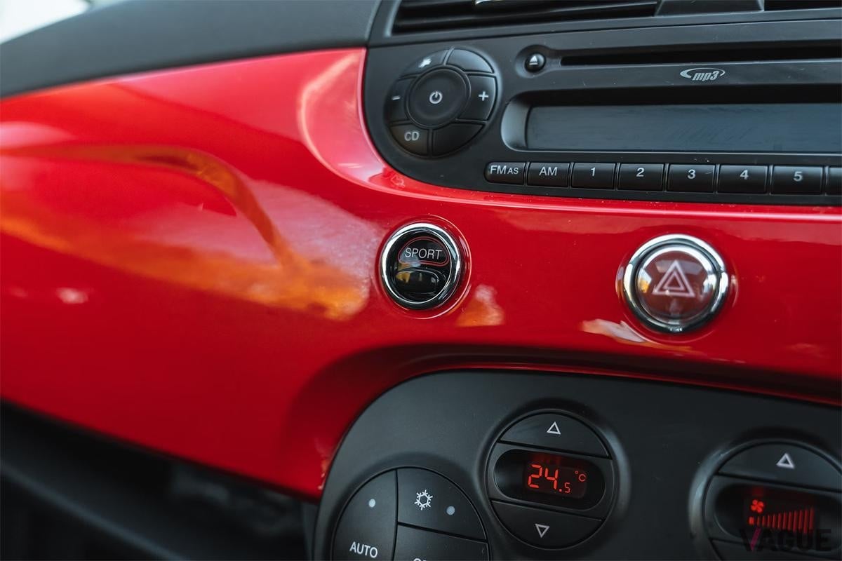 英国のオークションに登場した2008年式フィアット「500 フェラーリ・ディーラー・エディション」のインテリア