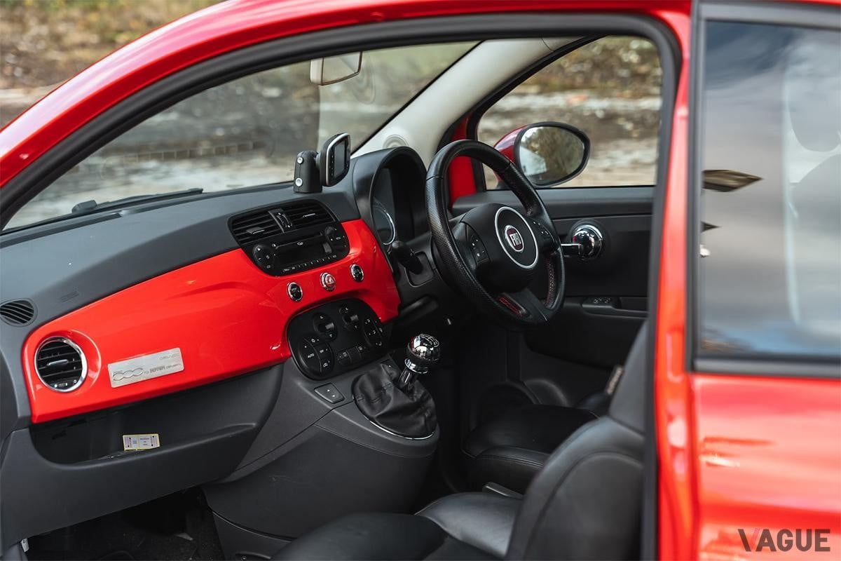 英国のオークションに登場した2008年式フィアット「500 フェラーリ・ディーラー・エディション」