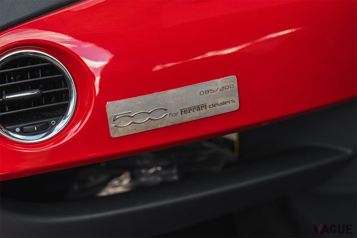 英国のオークションに登場した2008年式フィアット「500 フェラーリ・ディーラー・エディション」のインテリア