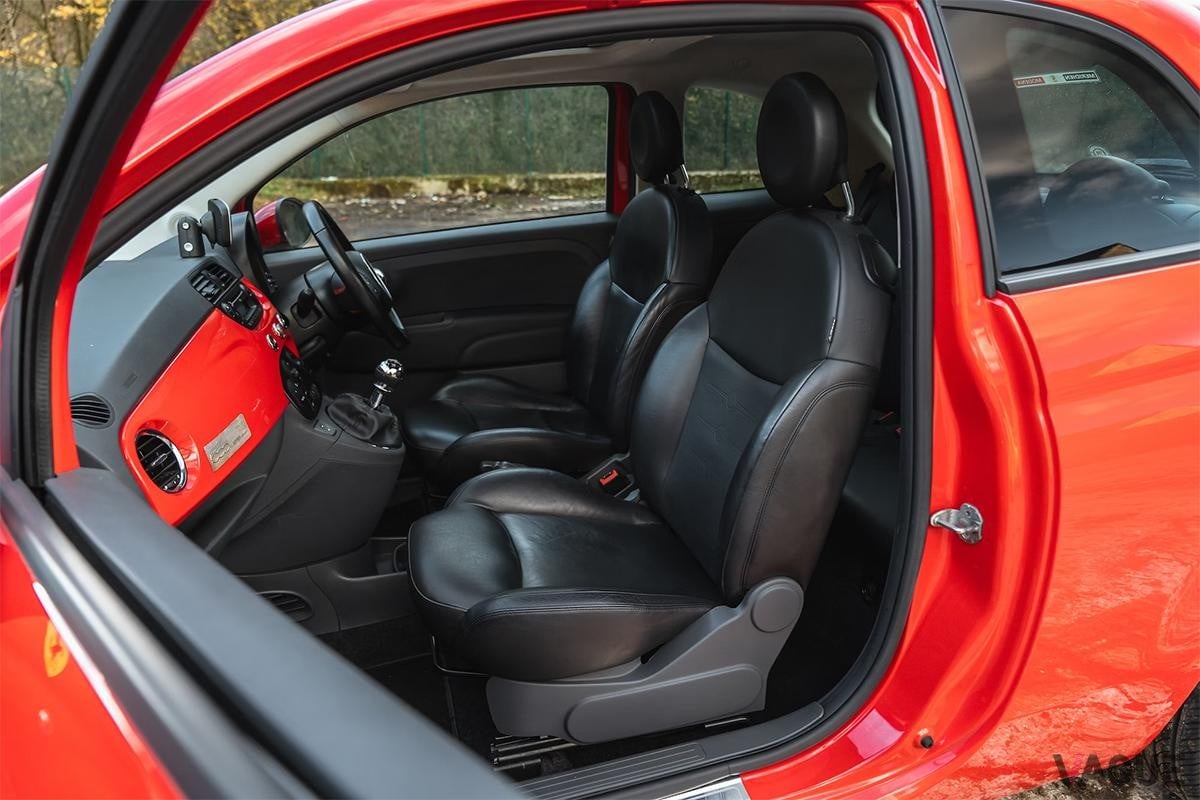 英国のオークションに登場した2008年式フィアット「500 フェラーリ・ディーラー・エディション」のインテリア