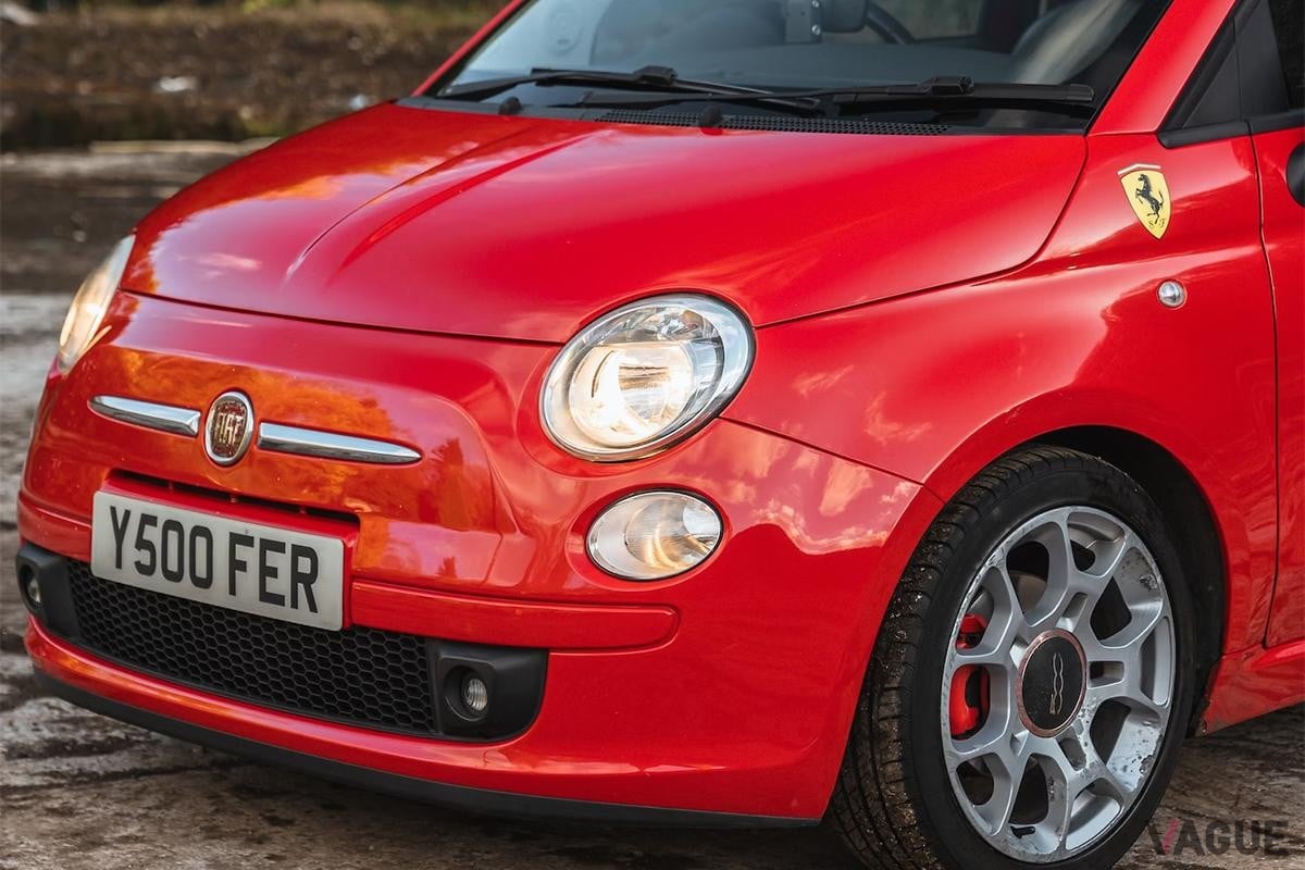 英国のオークションに登場した2008年式フィアット「500 フェラーリ・ディーラー・エディション」