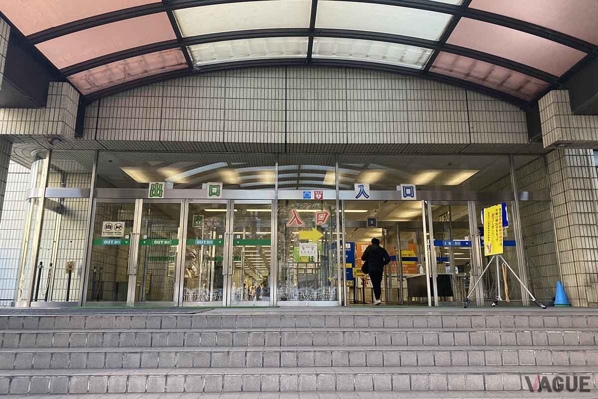 警視庁は2024年1月より運転免許更新手続きおよび学科試験の完全予約制を開始する。写真は江東区にある江東運転免許試験場