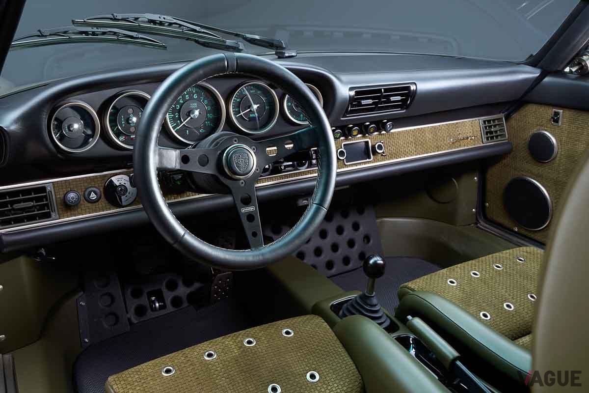 日本初上陸したシンガー「クラシック・スタディー」のインテリア