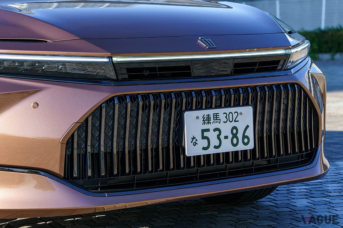 HEV仕様は3セット、FCEV仕様は2セットのゴルフバッグをラゲッジスペースに積み込めるトヨタ新型「クラウン・セダン」