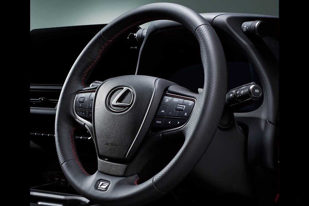 レクサス新型「UX300h “Fスポーツ”」