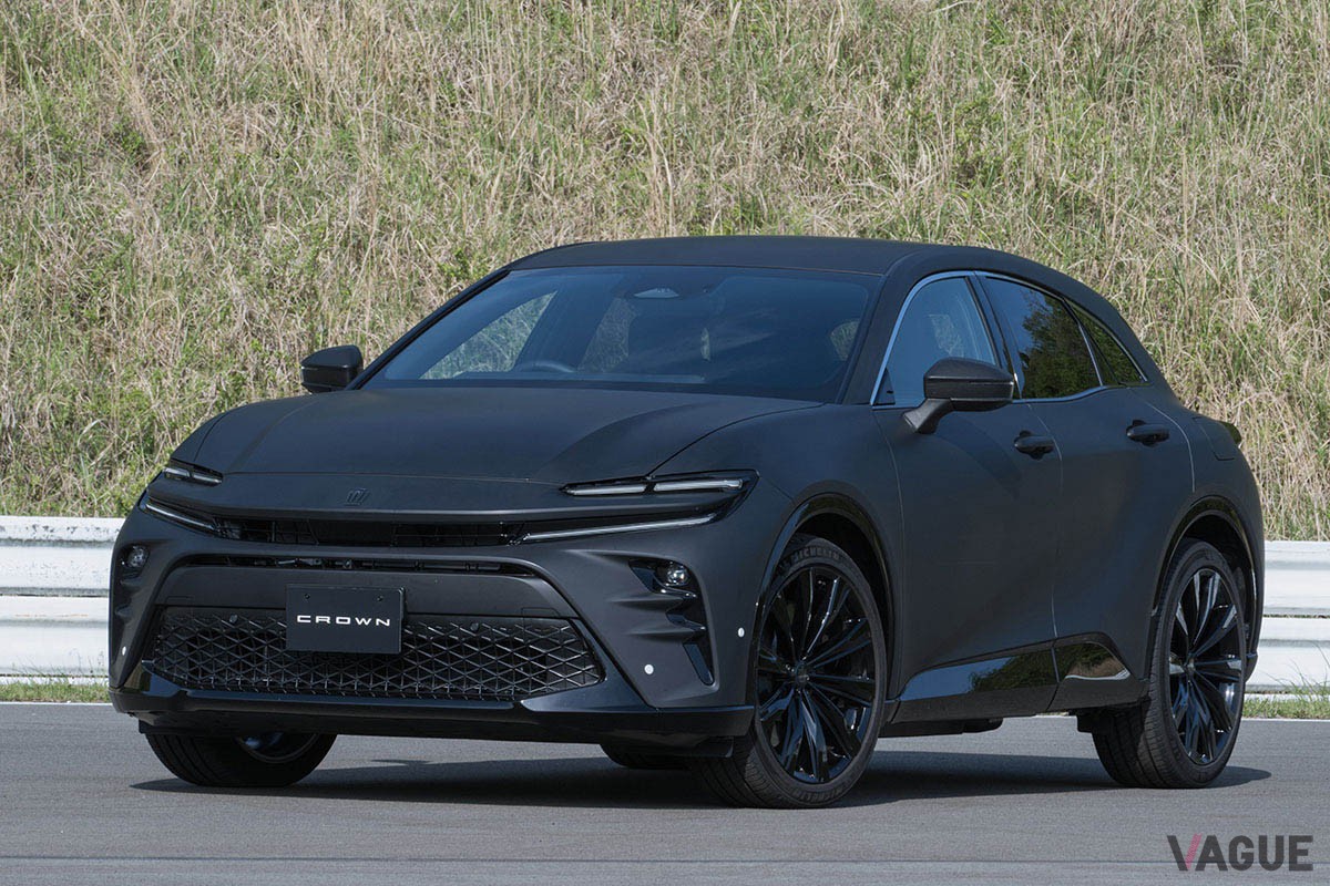 2023年5月、クラウンのオーナー向けイベントに姿を現したマットブラックに塗られた「クラウン・スポーツ」