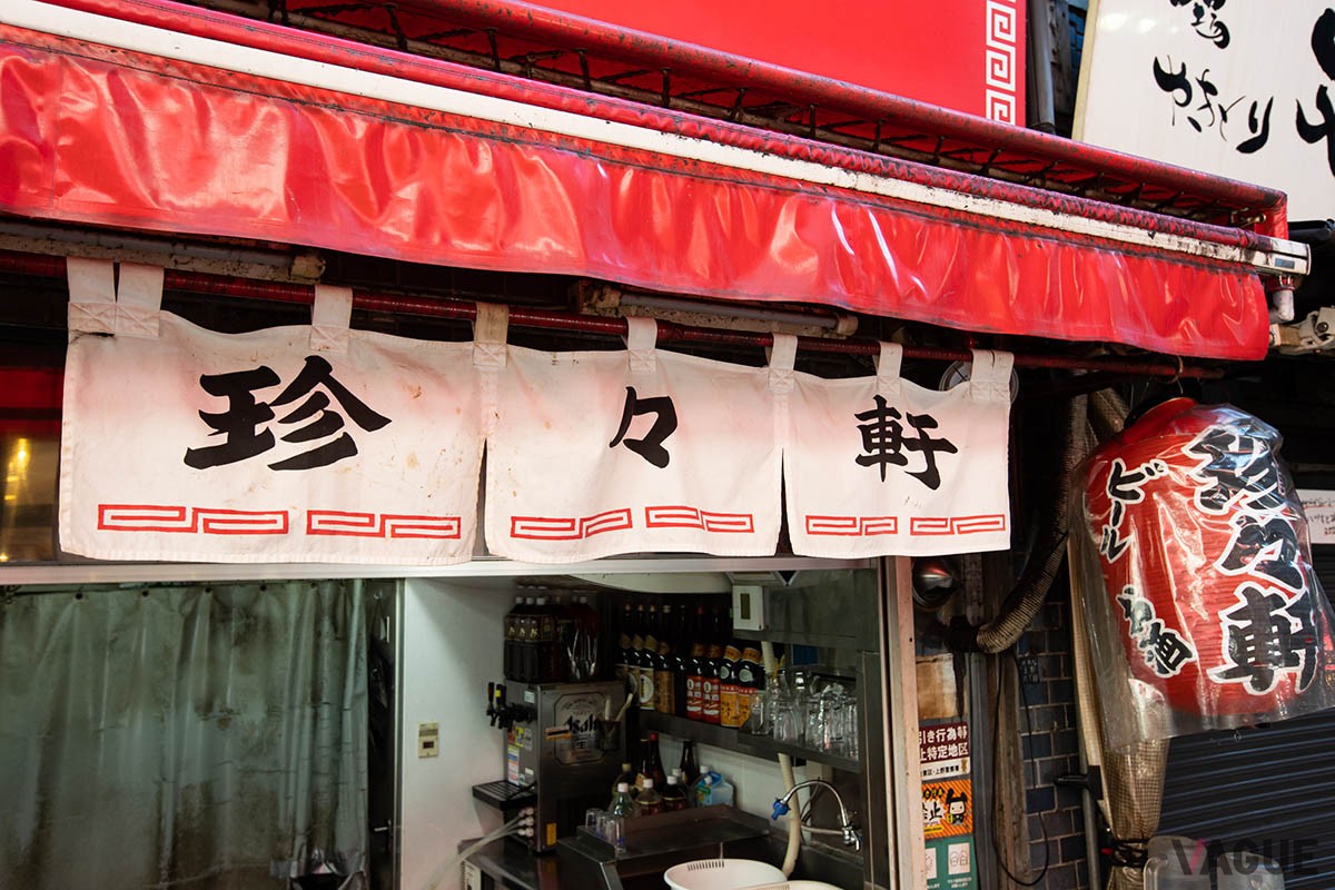 店頭のテーブルと椅子。相席になった客同士で会話が弾む姿も
