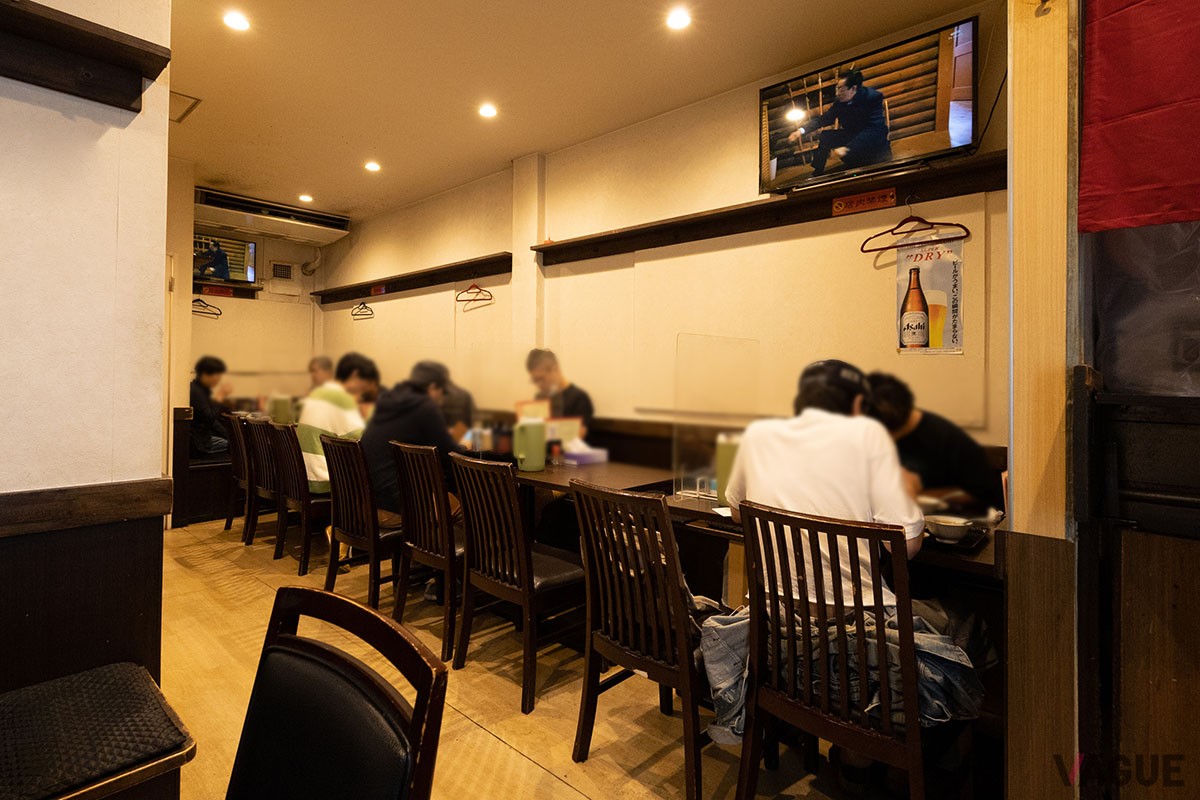 奥に長い店内。2名〜10名程度が座れるテーブル席が並ぶ