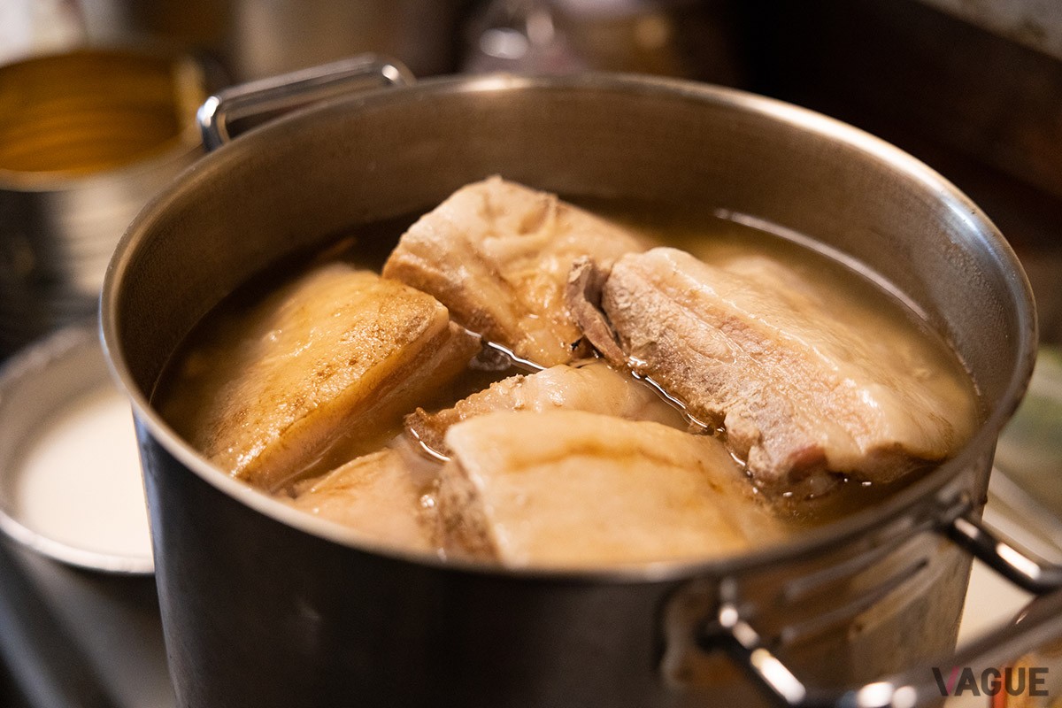 大鍋に仕込まれた角煮。毎月1トン分を仕込んでも、時には完売となる日が