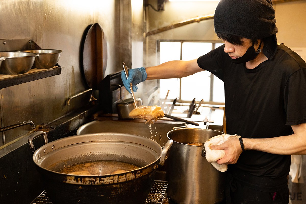 大鍋に仕込まれた角煮。毎月1トン分を仕込んでも、時には完売となる日が