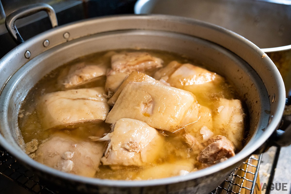 大鍋に仕込まれた角煮。毎月1トン分を仕込んでも、時には完売となる日が