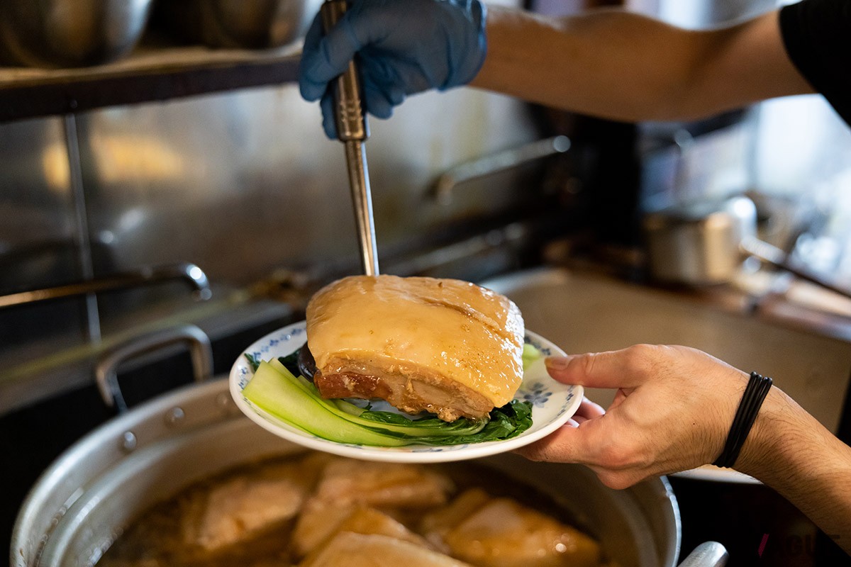 青梗菜を敷き、角煮を乗せたら最後にキクラゲ入り、たっぷりのあんを注ぐ