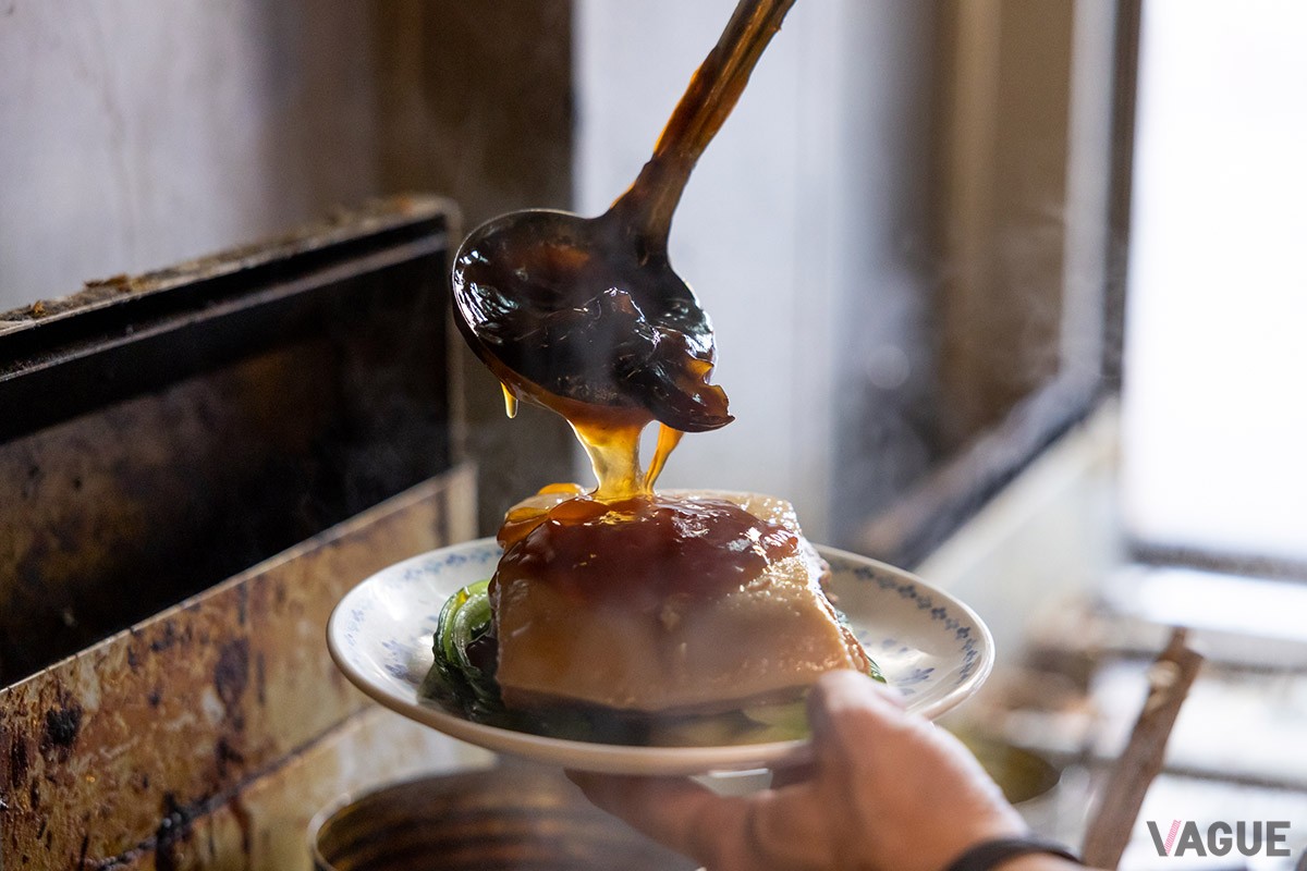 青梗菜を敷き、角煮を乗せたら最後にキクラゲ入り、たっぷりのあんを注ぐ