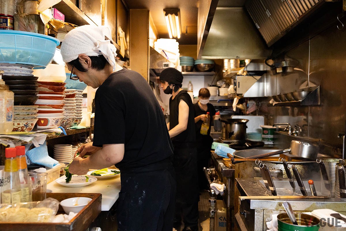 開店前に客が並ぶほどの人気店。なので厨房スタッフは常に料理を作り続けている