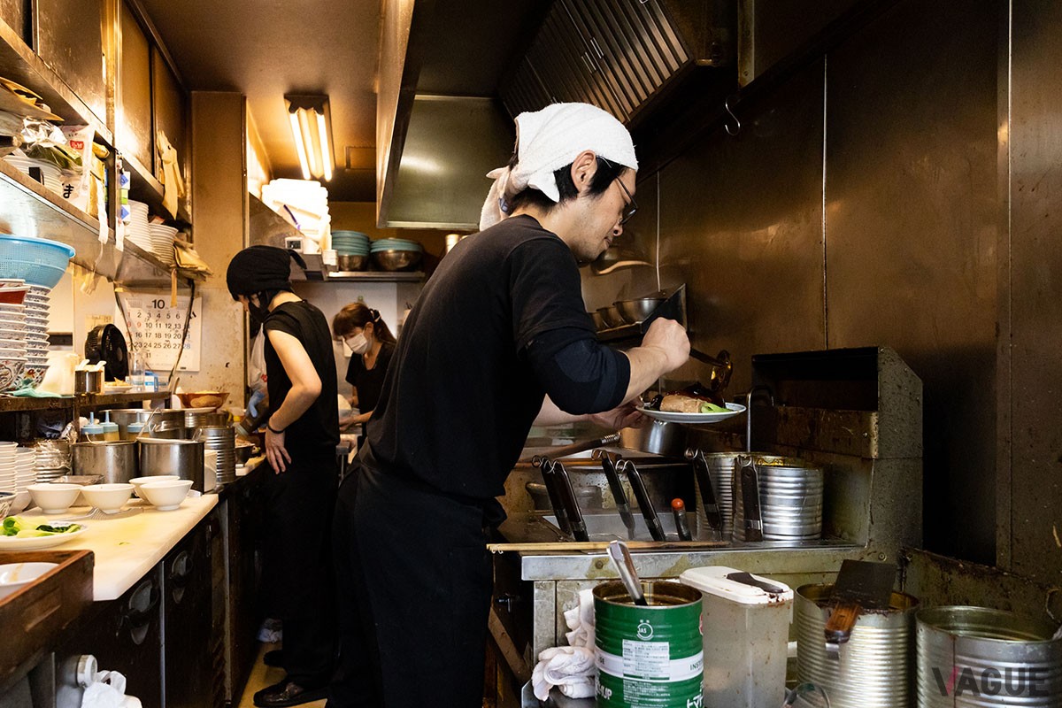 地元の学生など若いスタッフも多く、活気のある厨房内