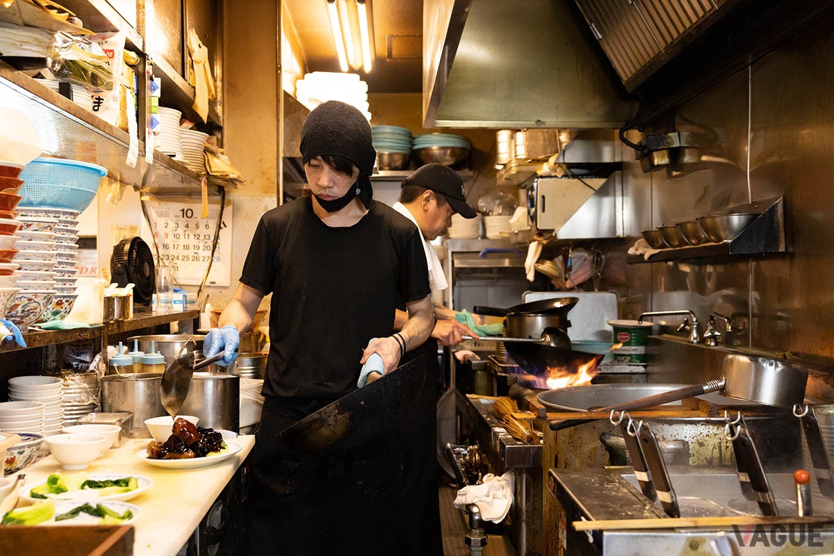 地元の学生など若いスタッフも多く、活気のある厨房内