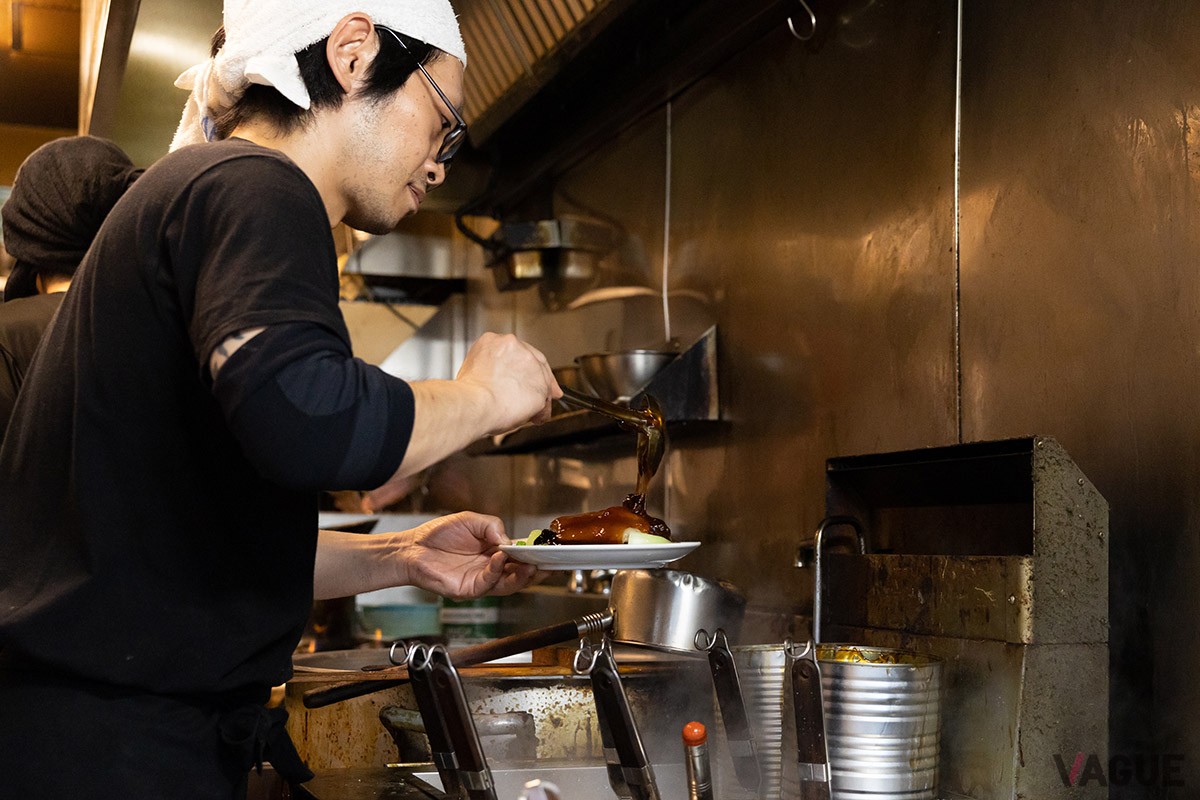 地元の学生など若いスタッフも多く、活気のある厨房内