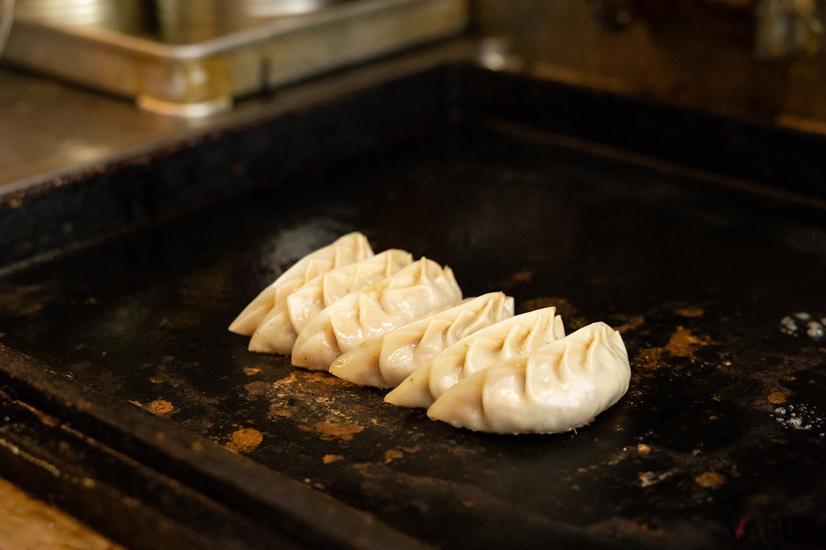 美味しそうな焦げ目がついた焼き餃子。これが5のつく日には225円！