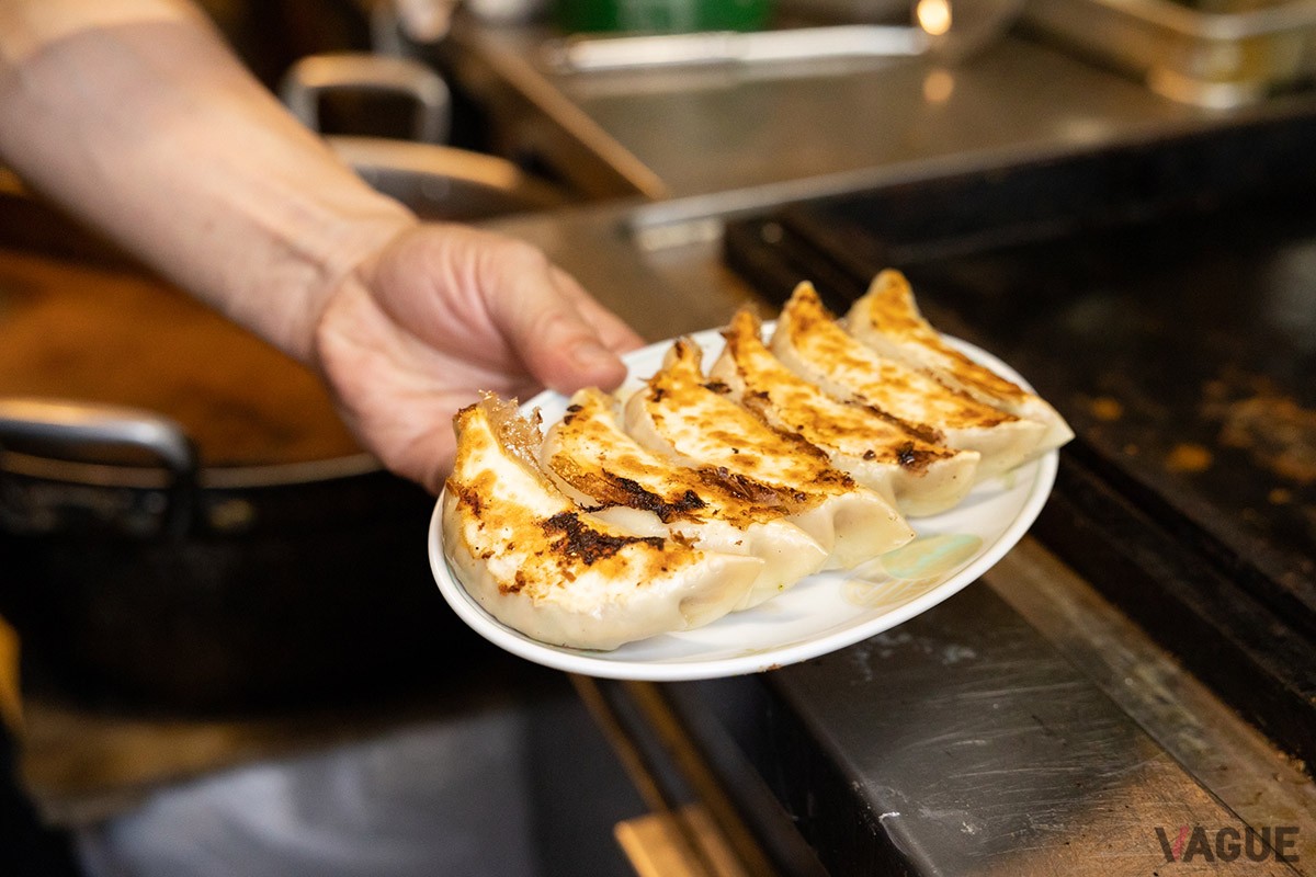 美味しそうな焦げ目がついた焼き餃子。これが5のつく日には225円！