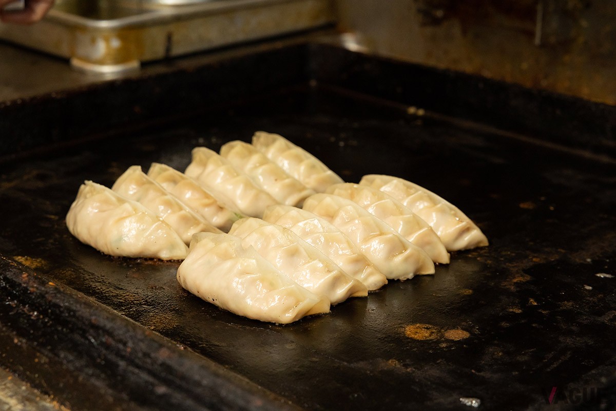 美味しそうな焦げ目がついた焼き餃子。これが5のつく日には225円！