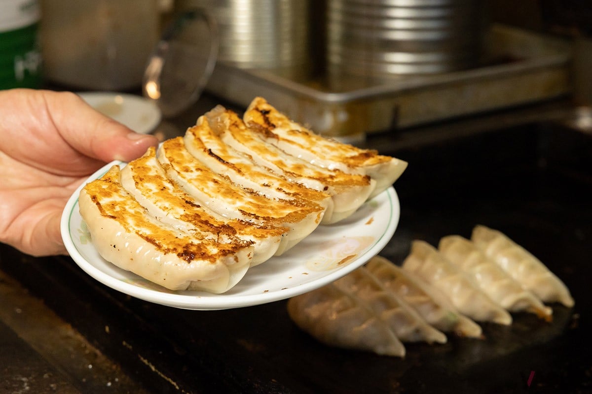 「餃子」６個450円。5のつく日は半額デー、そして毎週水曜日は水餃子の日！