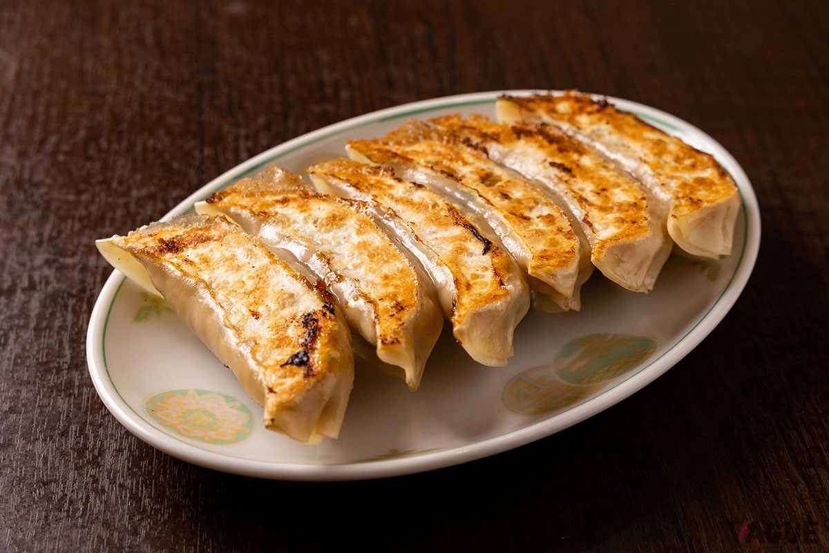 肉多めなのがわかる餃子の餡。このままでも美味しいが、酢＆醤油も合う！