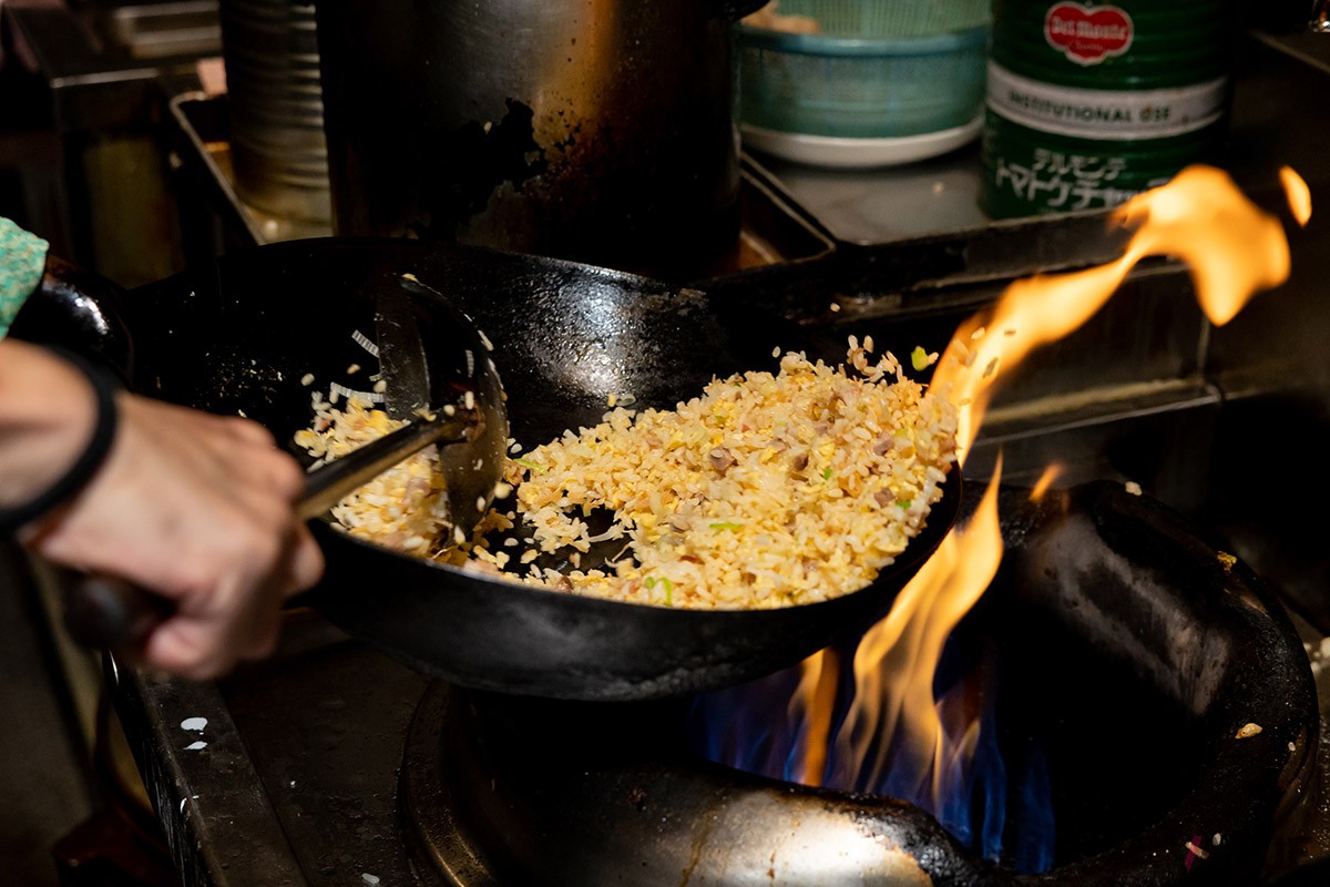 強力な火力で一気に仕上げていく究極チャーハンZero。具はチャーシューや、卵、ネギなど