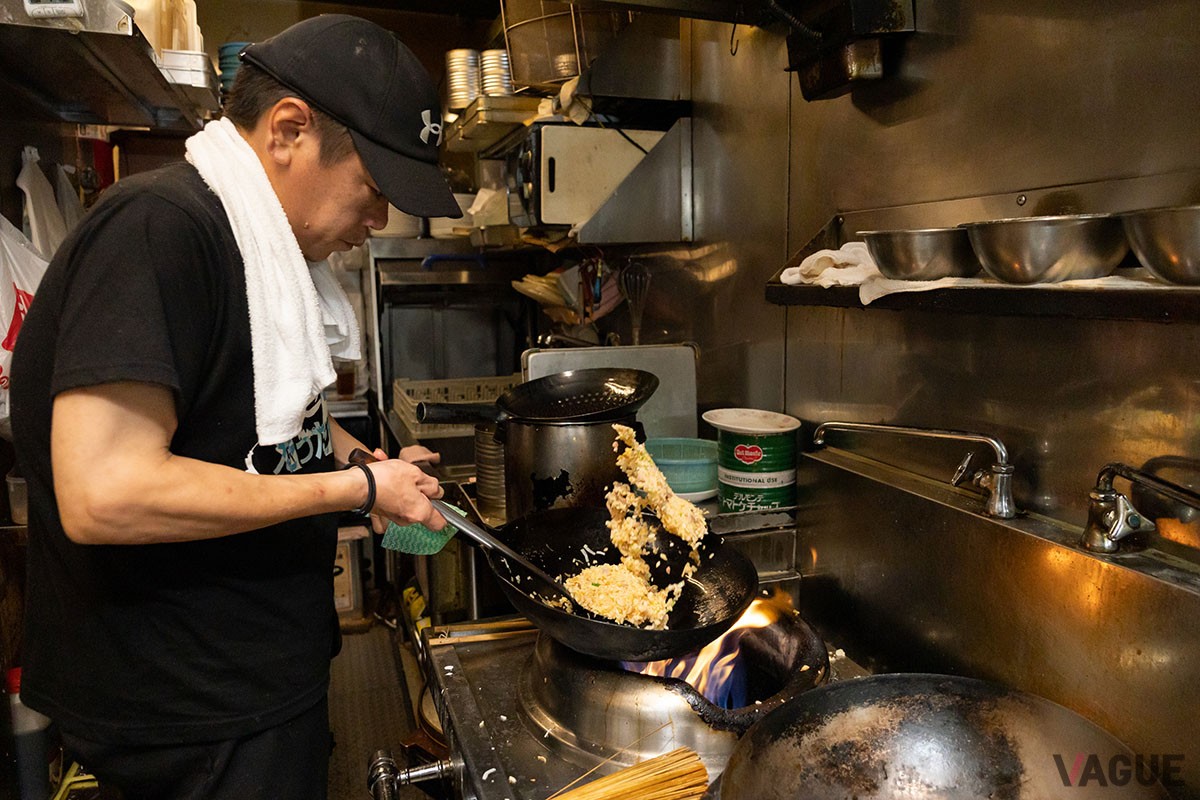 地元の学生など若いスタッフも多く、活気のある厨房内