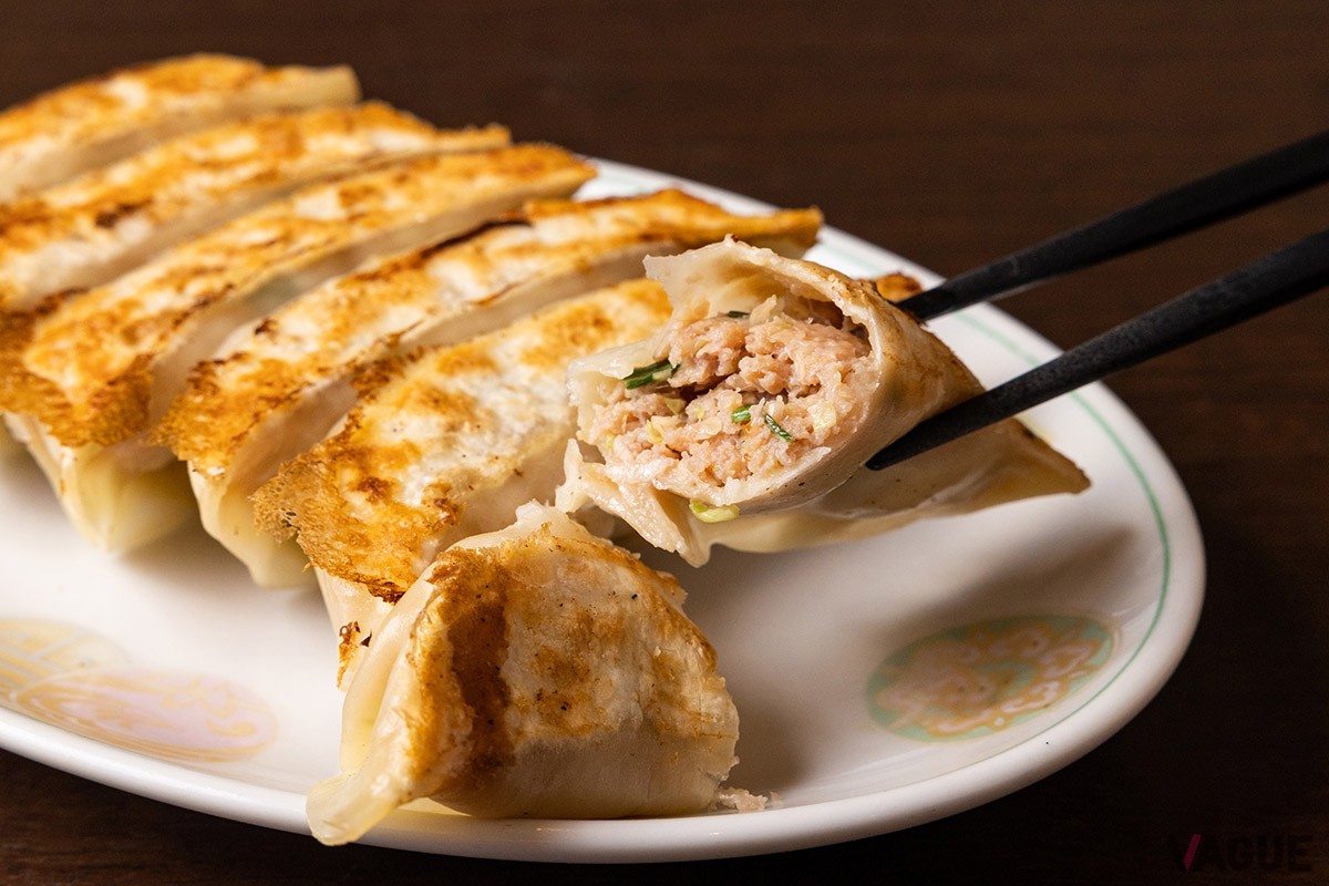 肉多めなのがわかる餃子の餡。このままでも美味しいが、酢＆醤油も合う！