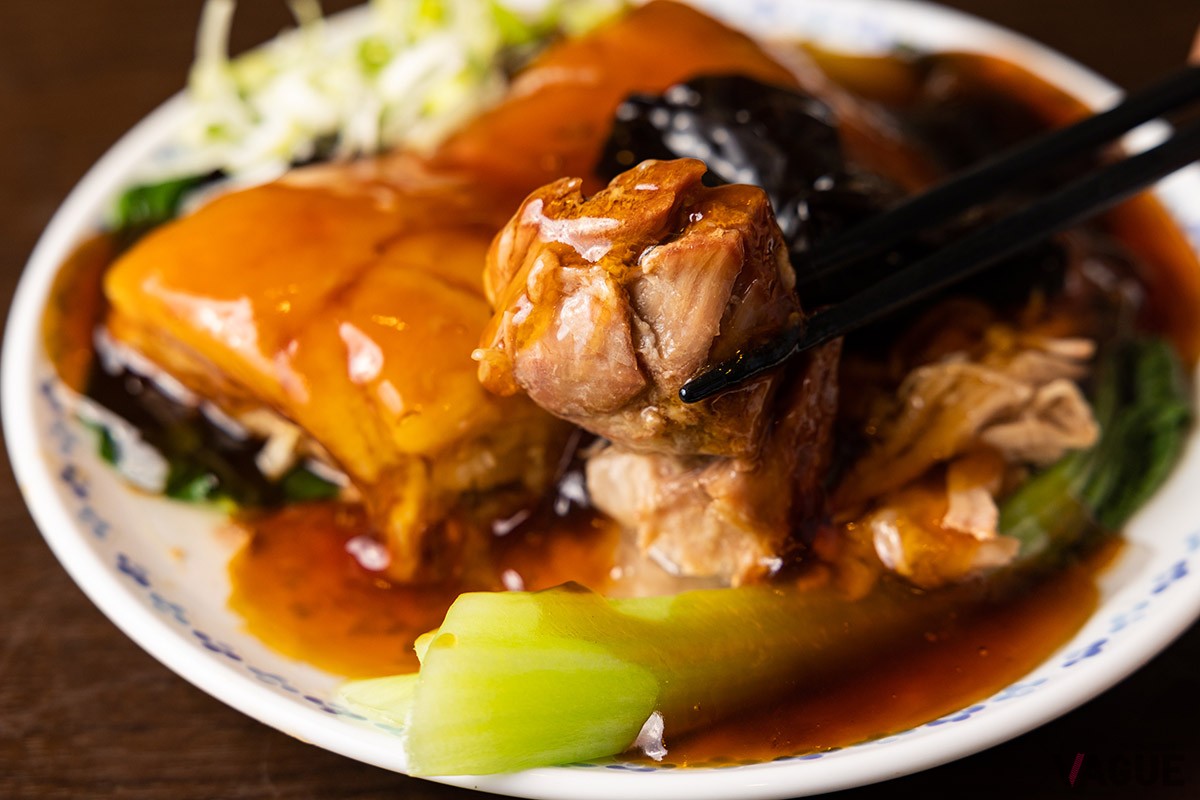 箸を入れるだけでほろほろ。たっぷりの餡で熱々が続くのもたまらない