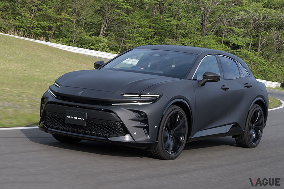 2023年5月、クラウンのオーナー向けイベントに姿を現したマットブラックに塗られた「クラウン・スポーツ」