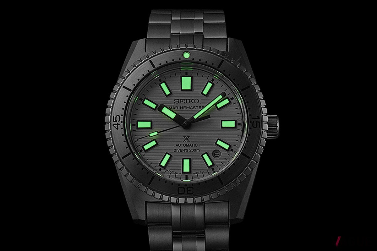 針・インデックス・ベゼルにはルミブライト仕上げとなり暗所での視認性も抜群