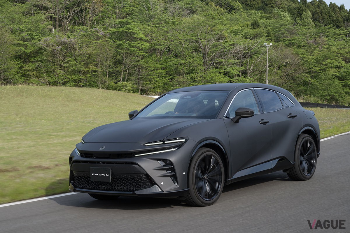 2023年5月、クラウンのオーナー向けイベントに姿を現したマットブラックに塗られた「クラウン・スポーツ」