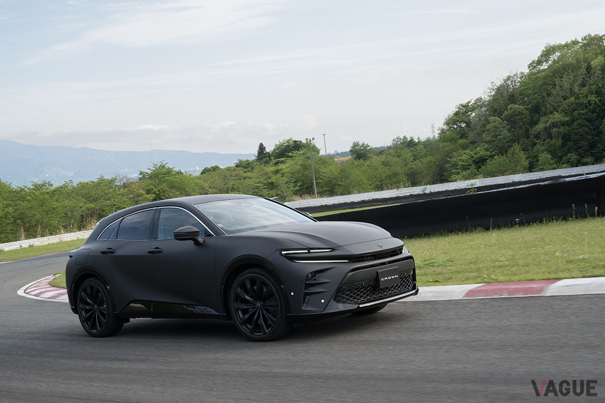 2023年5月、クラウンのオーナー向けイベントに姿を現したマットブラックに塗られた「クラウン・スポーツ」