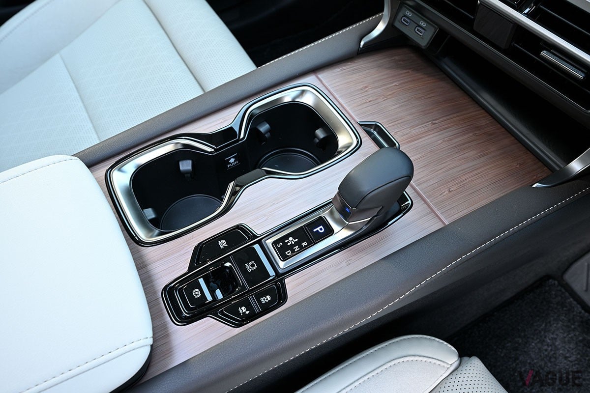 トヨタ車／レクサス車でおなじみのHEVパワートレインを搭載。なめらかな走りと省燃費など多数の美点を併せ持つレクサス「RX350h」