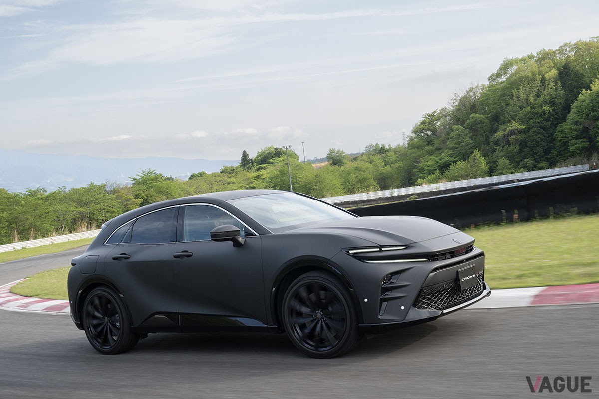 2023年5月、クラウンのオーナー向けイベントに姿を現したマットブラックに塗られた「クラウン・スポーツ」
