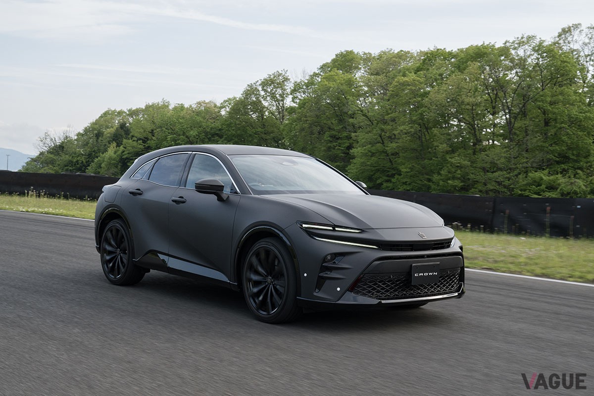 2023年5月、クラウンのオーナー向けイベントに姿を現したマットブラックに塗られた「クラウン・スポーツ」